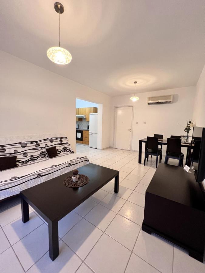 Iris Village Paphos ภายนอก รูปภาพ