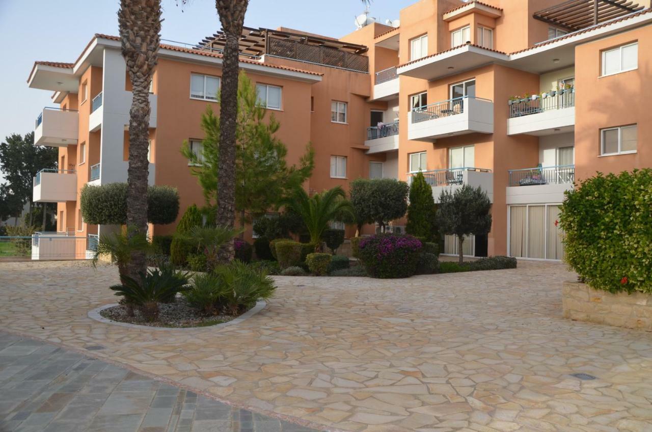 Iris Village Paphos ภายนอก รูปภาพ